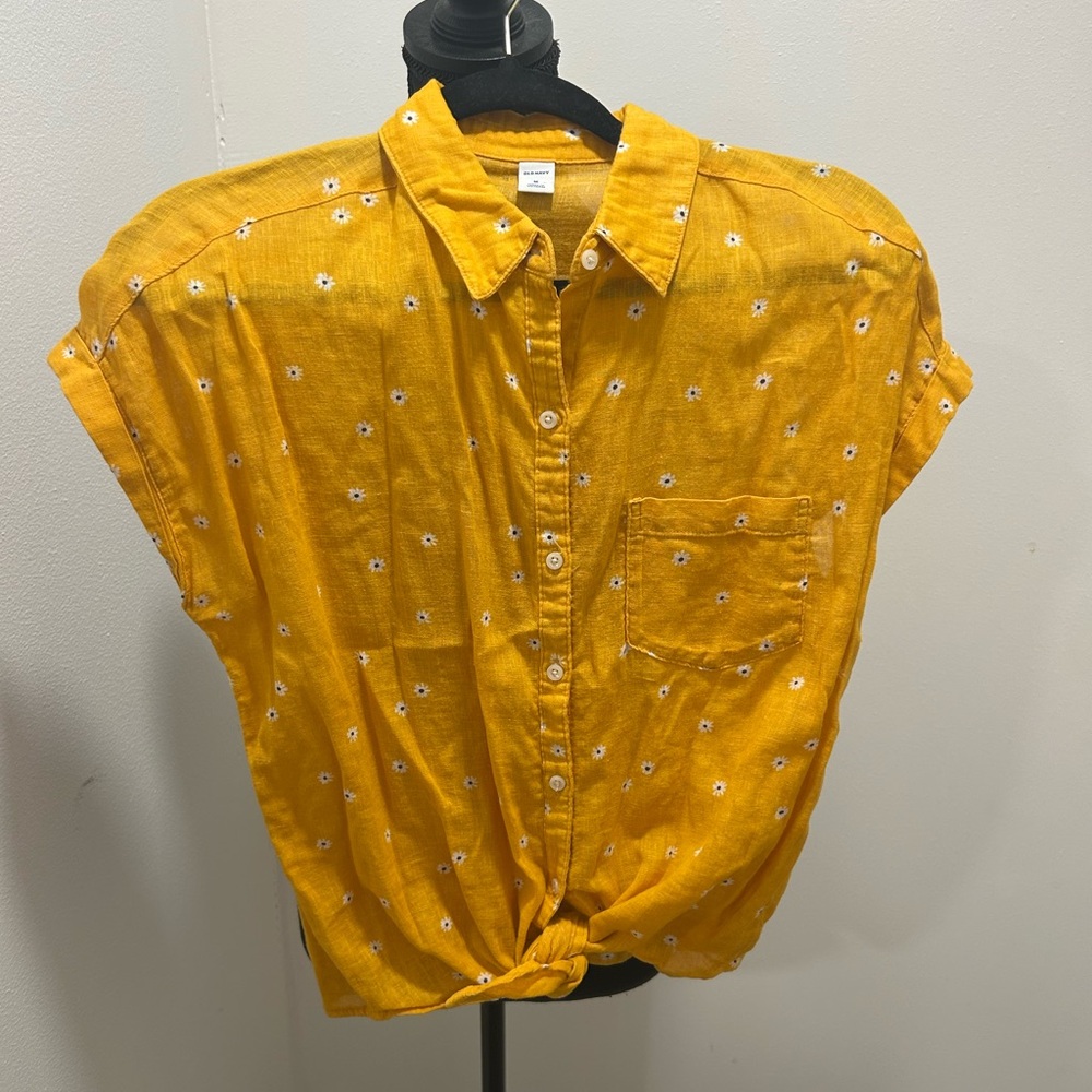 Old Navy linen blend yellow daisy print button down, medium